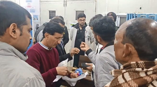 Kanpur Hallet Hospital Broker caught red-handed during principal's rounds blood samples found in his bag