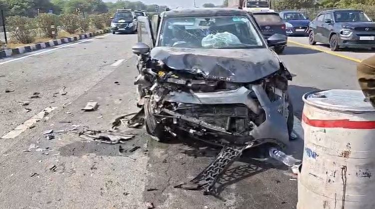 Three Cars Collide on Agra-Lucknow Expressway Four Seriously Injured