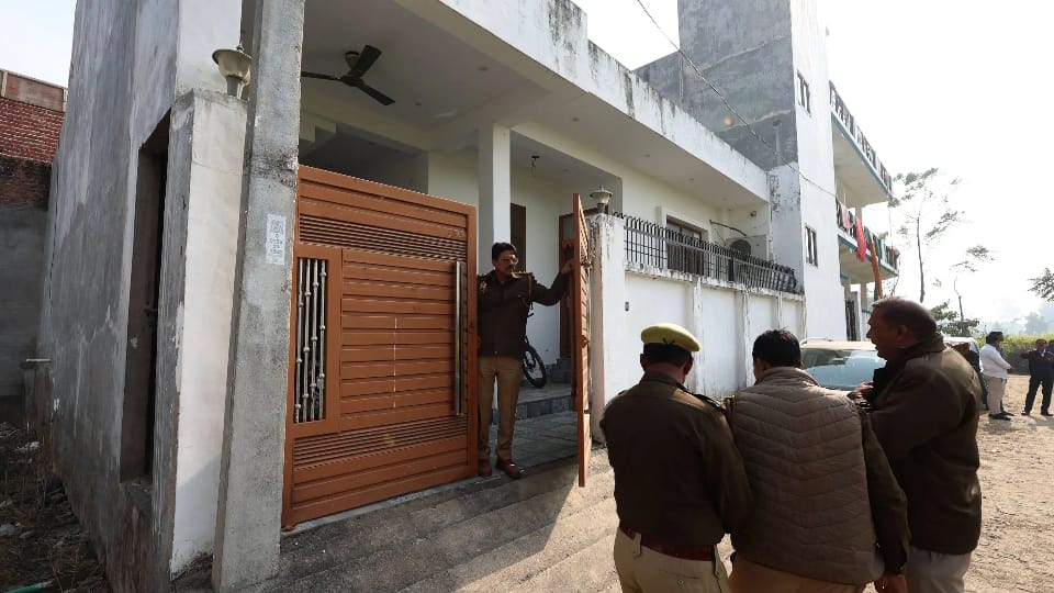 Girlfriend kills engineer in consensual relationship in lucknow FIR also filed against two minor daughters