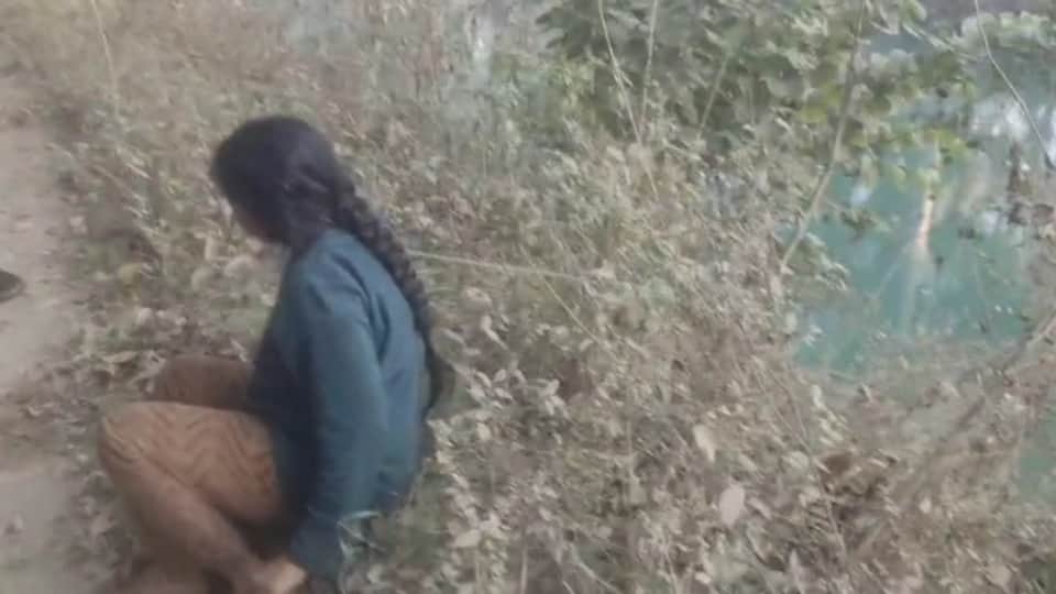 महिला को पानी से बाहर निकाल उसे बचाया।