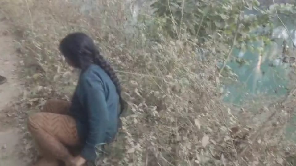 महिला को पानी से बाहर निकाल उसे बचाया।