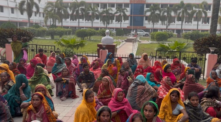 Bihar News: अतिक्रमण हटाने के बाद बेघर परिवारों का हंगामा, समस्तीपुर डीएम से लगाई न्याय की गुहार