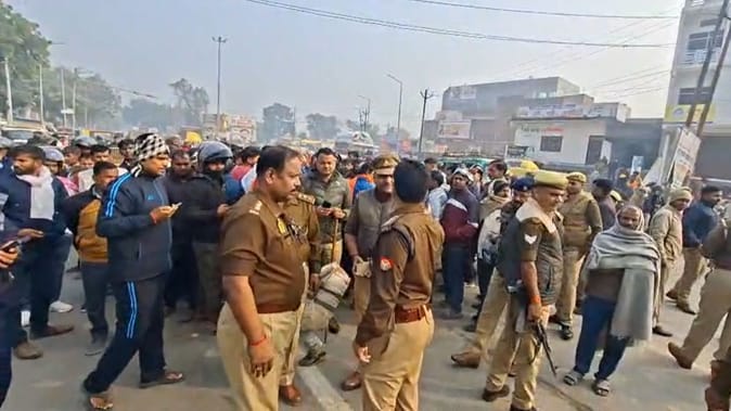 चेकिंग से बचने के चक्कर में ट्रक ने युवक को कुचला