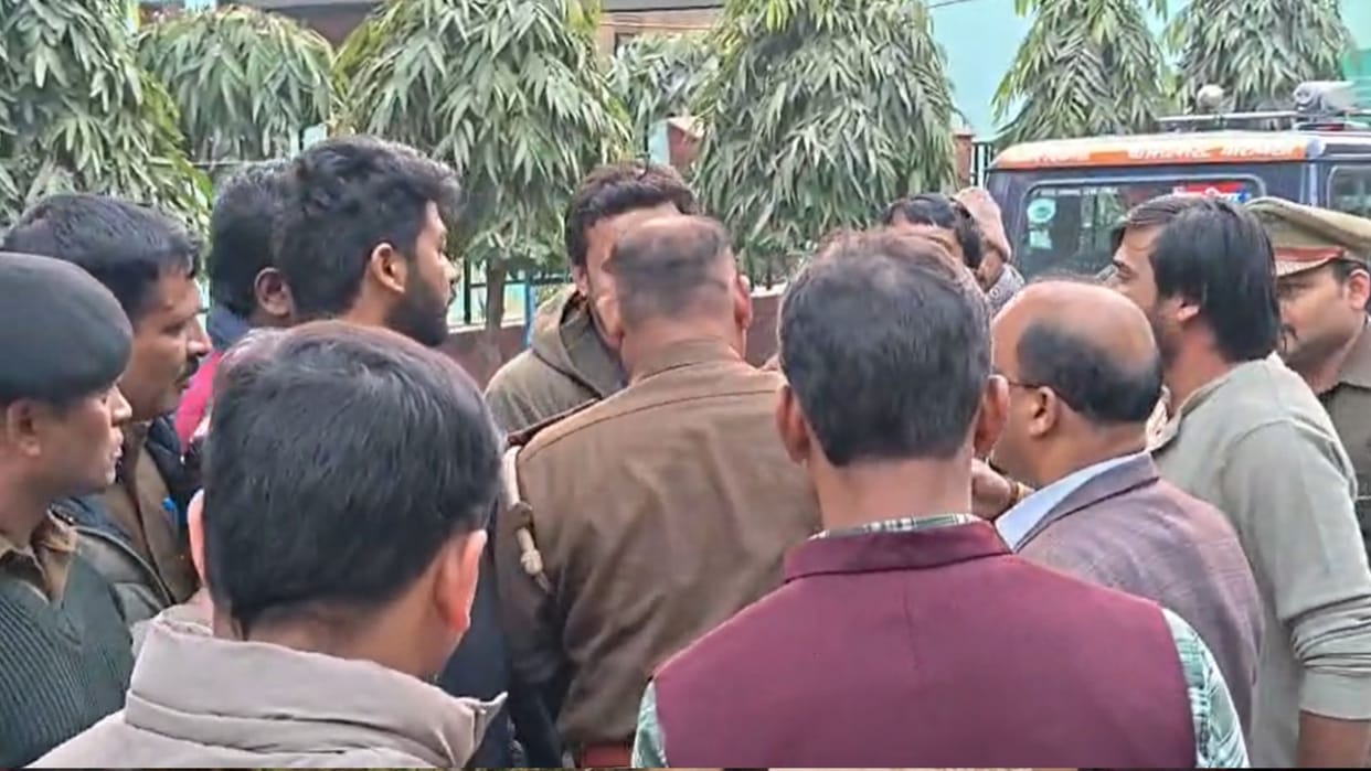 Student groups clashed in Kashi Vidyapith in presence of police in Varanasi