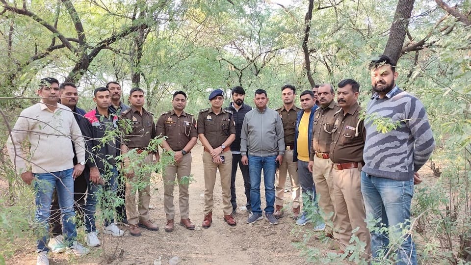 Police encounter with criminals who robbed silver from businessman, two accused arrested