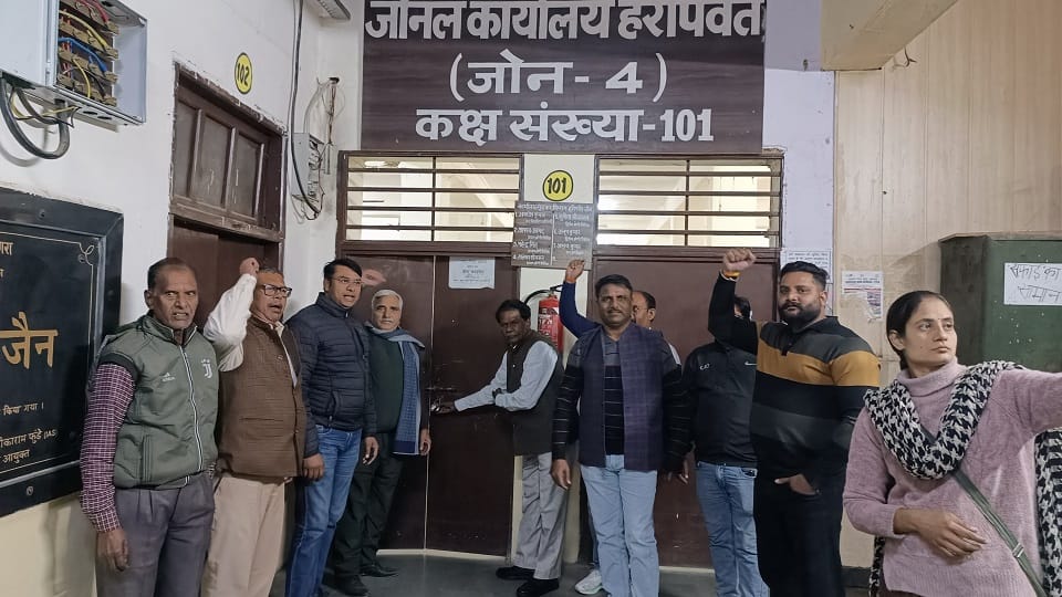 Employees locked Municipal Corporation in case of assault on Assistant Municipal Commissioner in agra