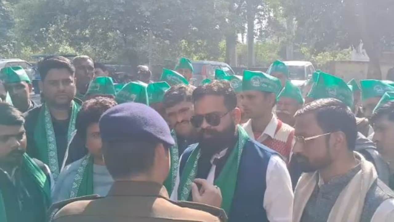 भाकियू जिलाध्यक्ष से बात करते पुलिस अफसर