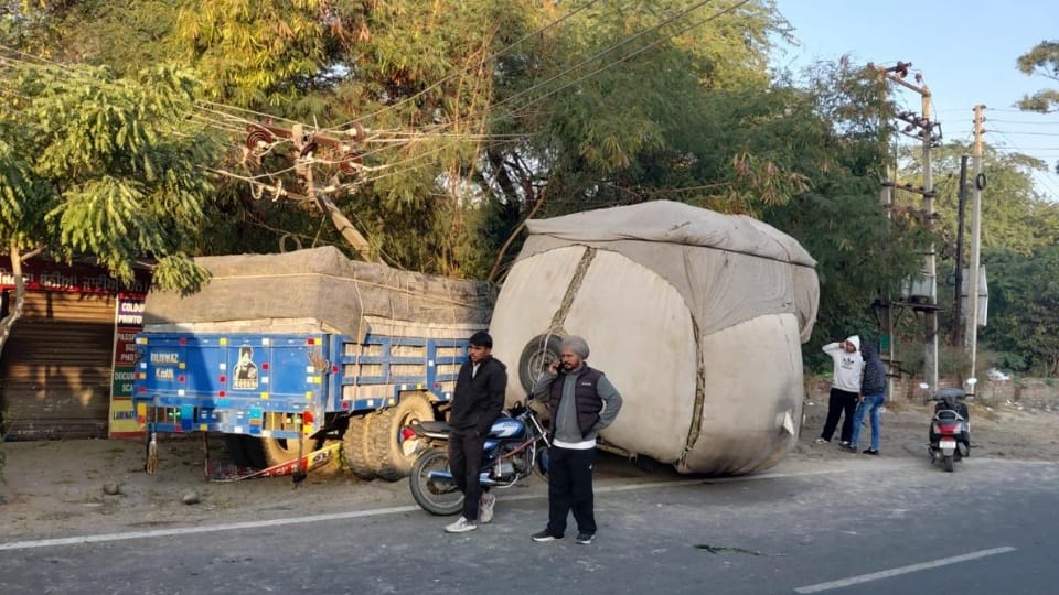 Jeep and tractor collide in Ludhiana