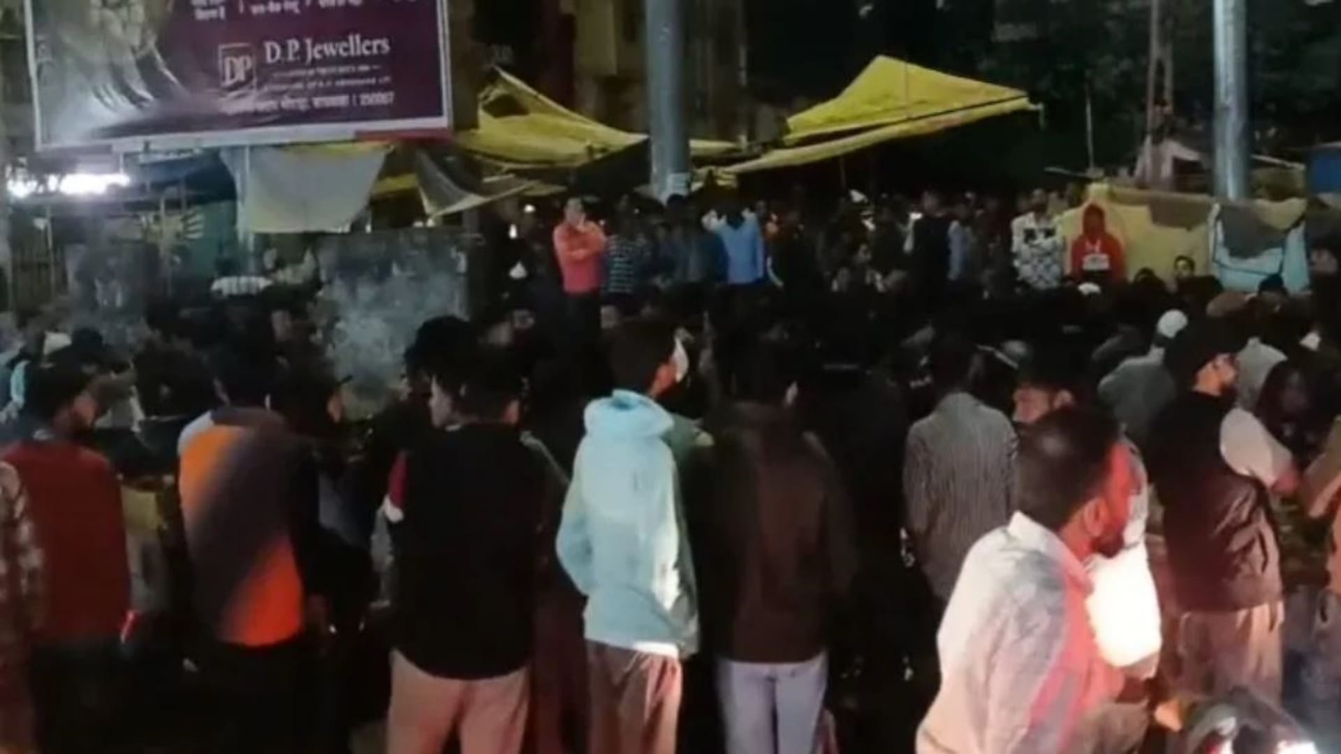 विवाद के बाद मौके पर जमा भीड़