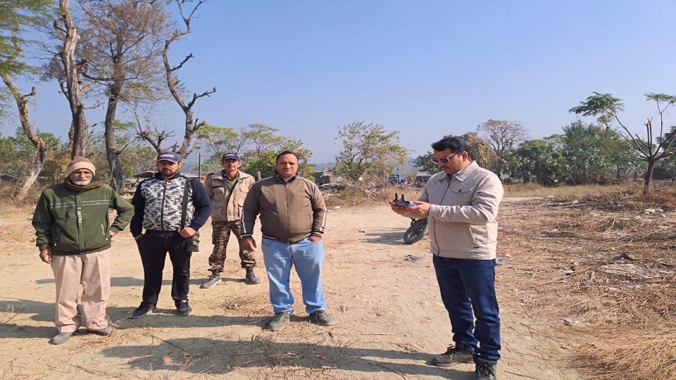 The forest department team started the work of removing encroachment debris in Ramnagar