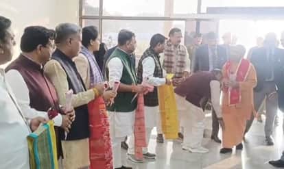 Ministers and MPs welcome CM Yogi at Agra Airport; security stops MP rushing to touch feet