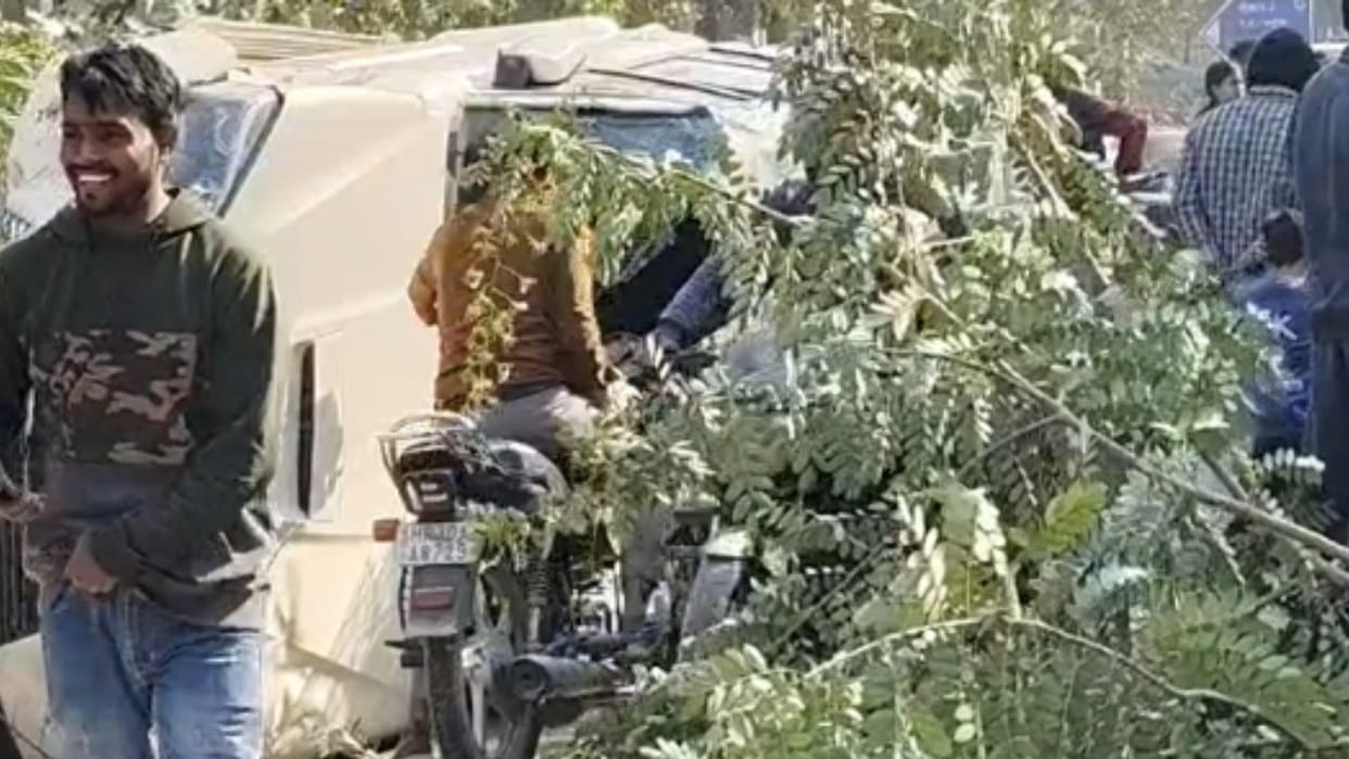 Speeding Scorpio lost control after tire burst and overturned in Greater Noida