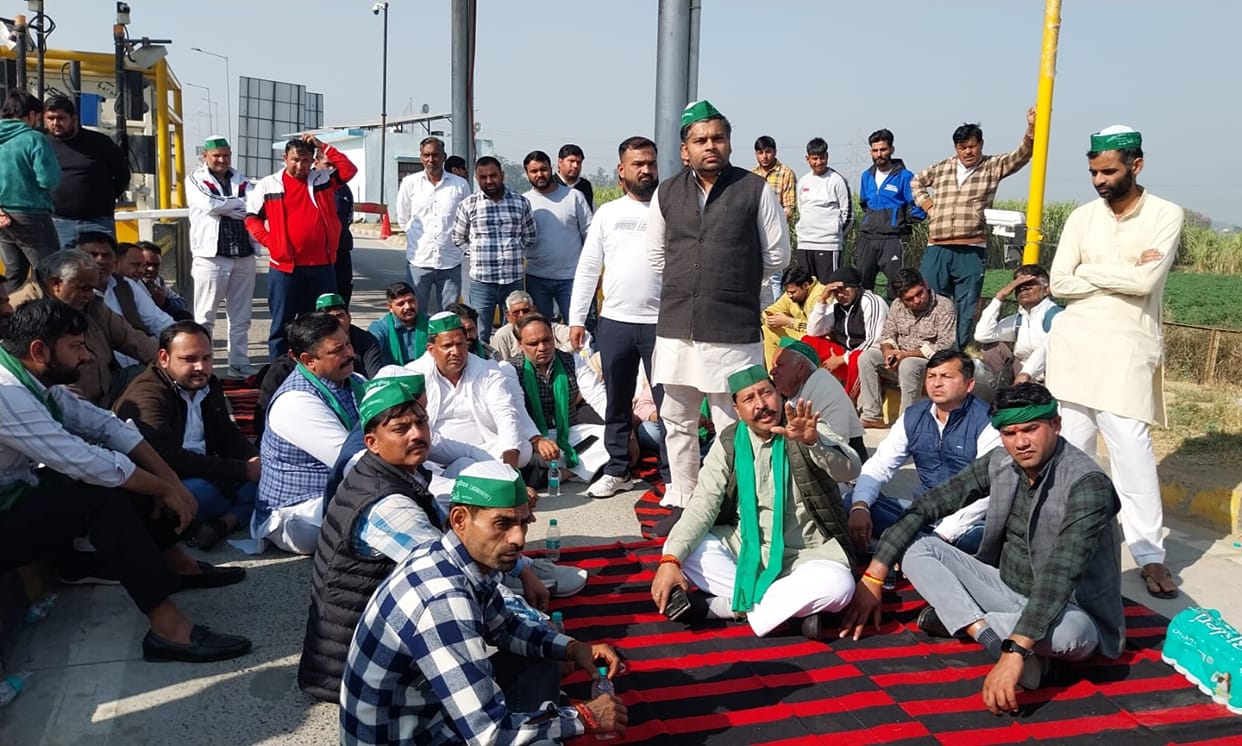 BKU Protest at KMP Toll Plaza in Baghpat After Misbehavior with District President