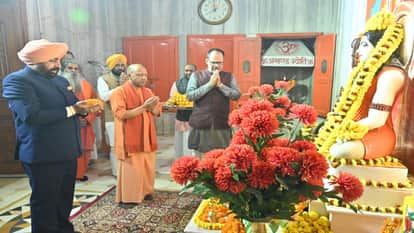 Uttarakhand Governor offered prayers at Gorakhnath Temple