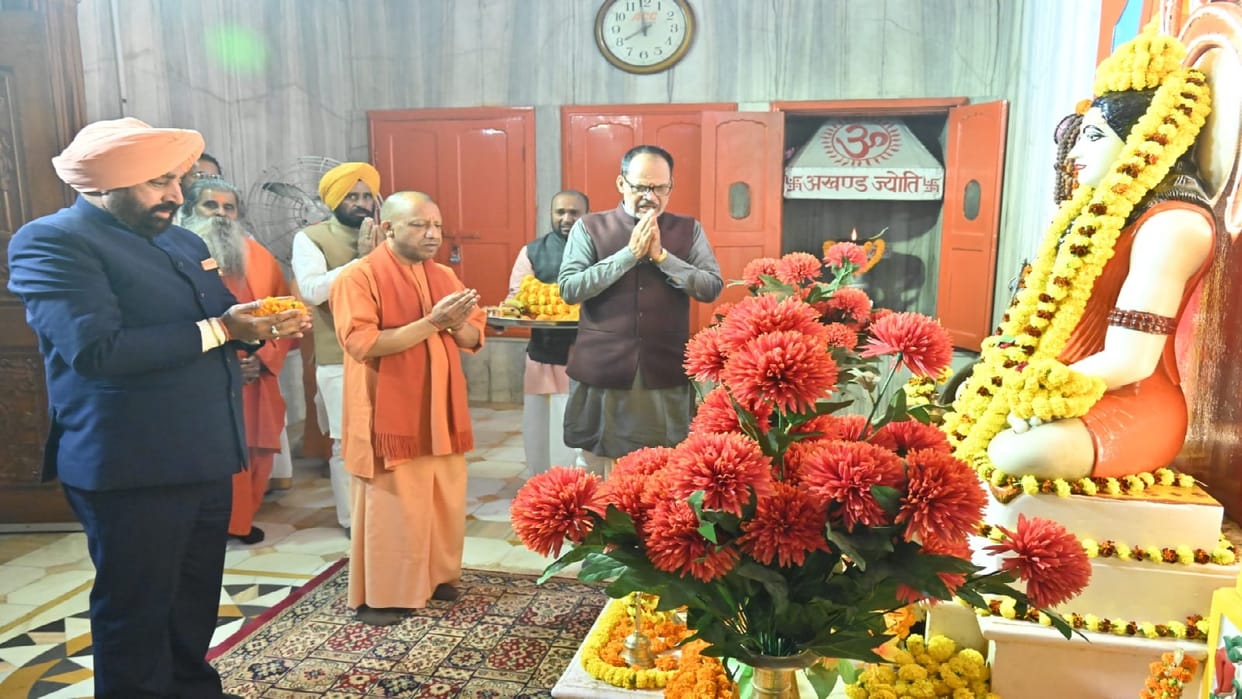 Uttarakhand Governor offered prayers at Gorakhnath Temple