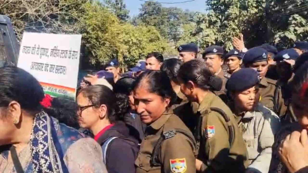 Uttarakhand Women Congress marches to secretariat to protest assault on unemployed nurses