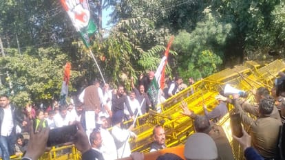 कुरुक्षेत्र में Cm आवास का घेराव:कांग्रेस कार्यकर्ताओं व पुलिस के बीच टकराव,  हल्की पानी की बौछारों का प्रयोग - Cm's Residence Surrounded In Kurukshetra:  Congress ...