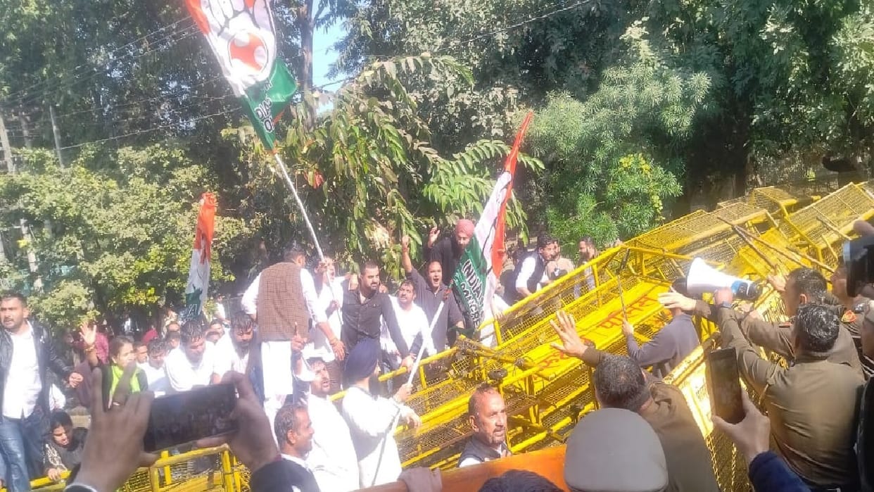 CM's residence surrounded in Kurukshetra: Congress workers clash with police, use of light water cannons