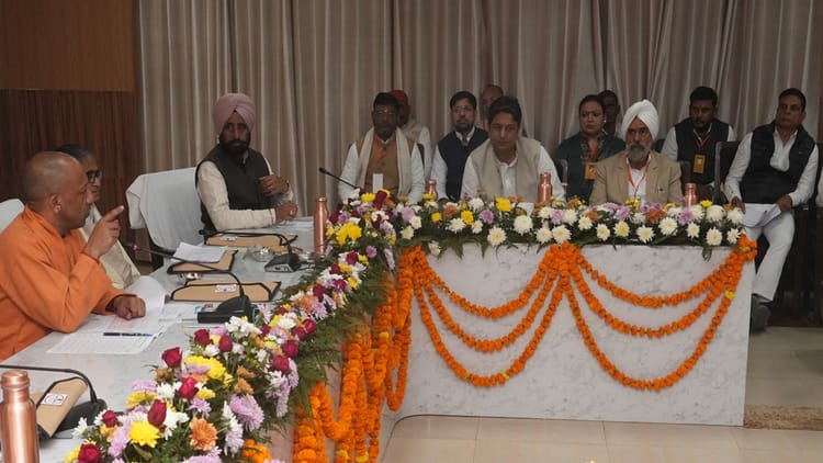 UP: एसआईआर के बहाने योगी ने पार्टी नेताओं को माइक्रो मैनेजमेंट का दिया मंत्र, चुनावी जमीन तैयार करने में जुटे
