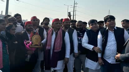अखिलेश यादव ग्रेटर नोएडा पहुंचे