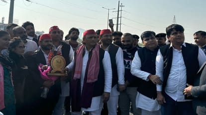 अखिलेश यादव ग्रेटर नोएडा पहुंचे