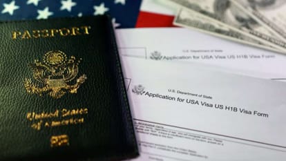 US: ट्रंप प्रशासन ने अब तक रद्द किए 85,000 अमेरिकी वीजा, कई भारतीय H-1B आवेदकों का इंटरव्यू टला; गहराया संकट US Visa Policy Trump administration illegal immigration revoking more than 85,000 visas since January