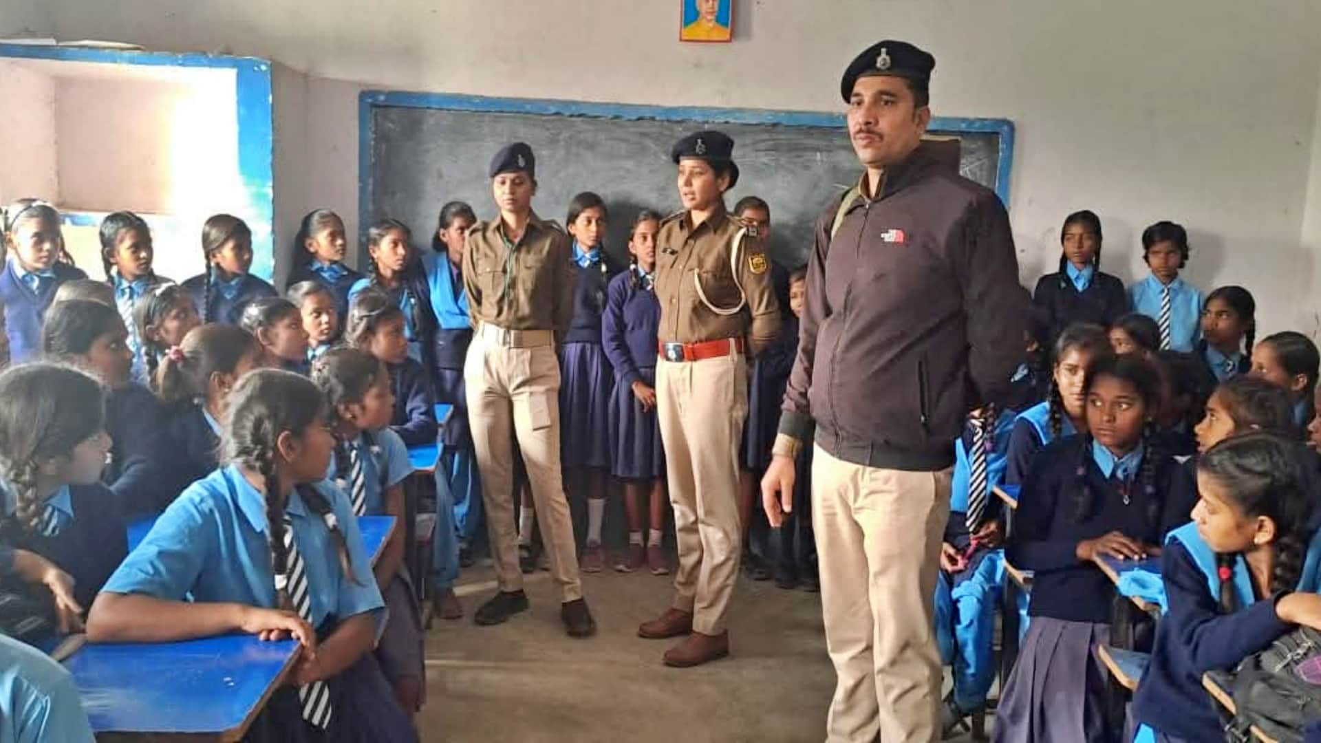 छात्राओं को जागरूक करती पुलिस