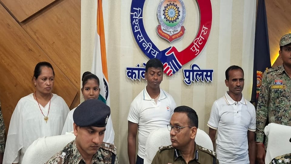 चार नक्सलियों ने किया सरेंडर
