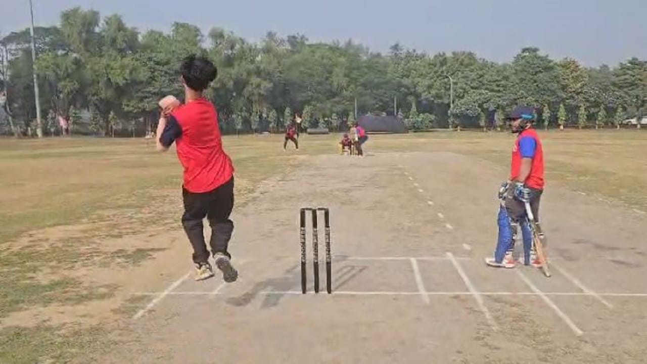क्रिकेट मैच खेलते खिलाड़ी