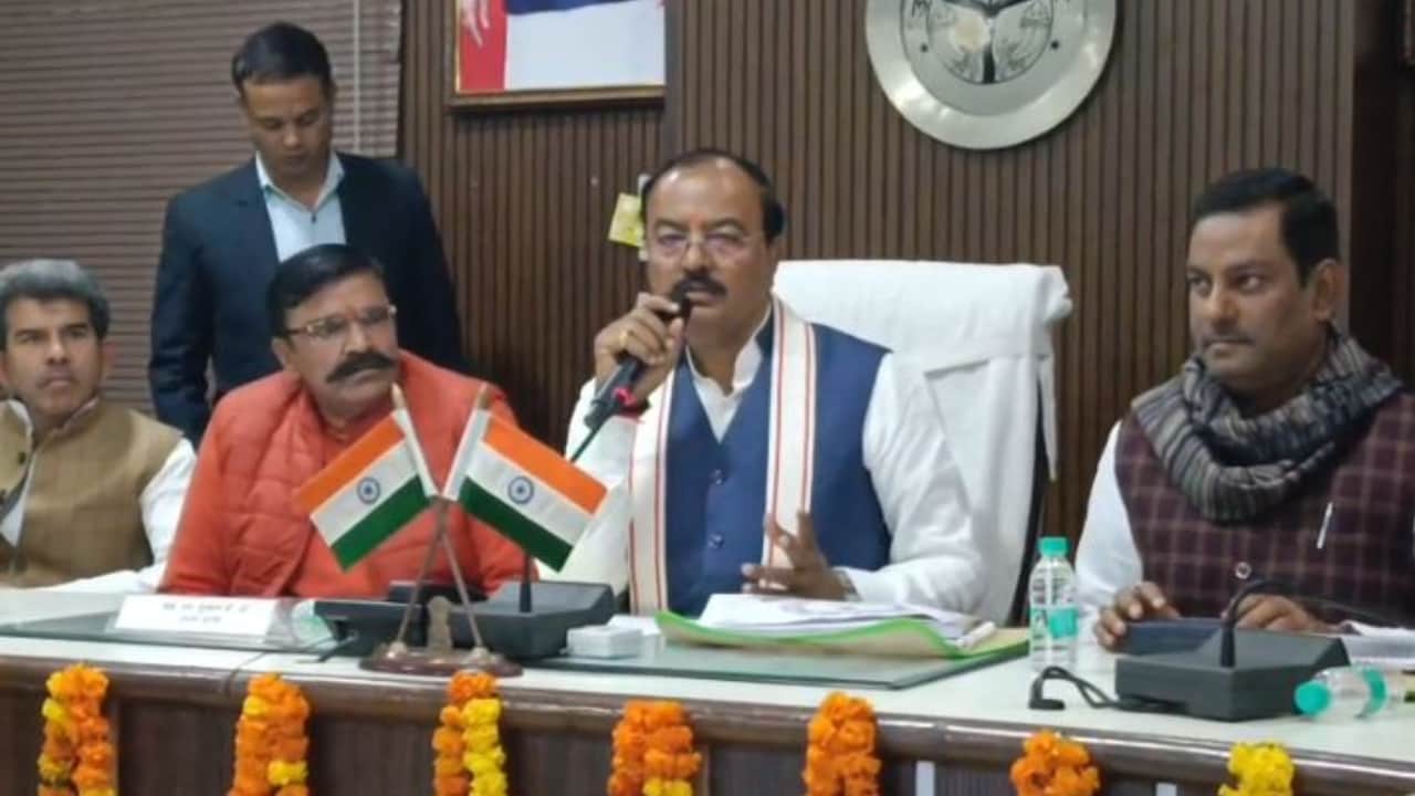 कलक्ट्रेट सभागार में प्रेसवार्ता करते उपमुख्यमंत्री केशव प्रसाद मौर्य