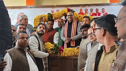 एसआईआर समीक्षा बैठक में शामिल हुए उपमुख्यमंत्री।