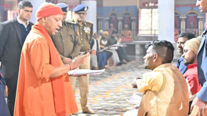 CM Yogi listened to the problems of 200 people in Gorakhpur Janta Darshan.Feed jaggery and bread to the cow