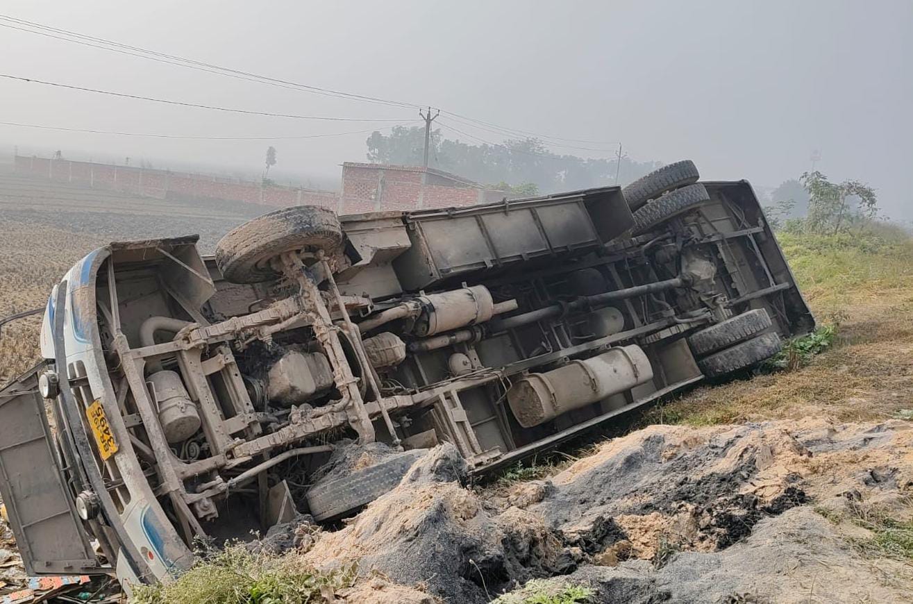 घटना स्थल पर बस के चारों पहिया ऊपर की ओर उठे हुए।