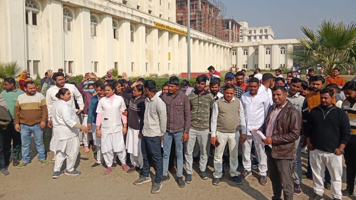 Outsourced workers at the medical college have not received their salaries for six months in budaun
