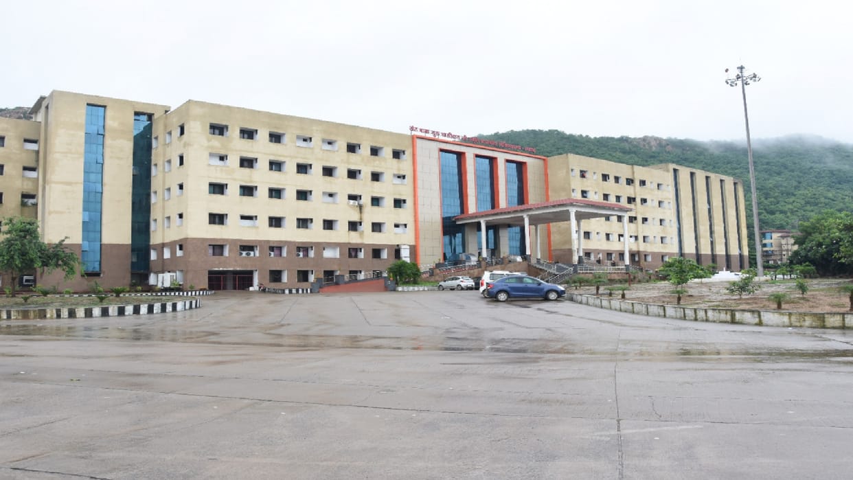 Facility of neurosurgeon, uro surgeon and nephrology doctor for patients in Raigarh Medical College