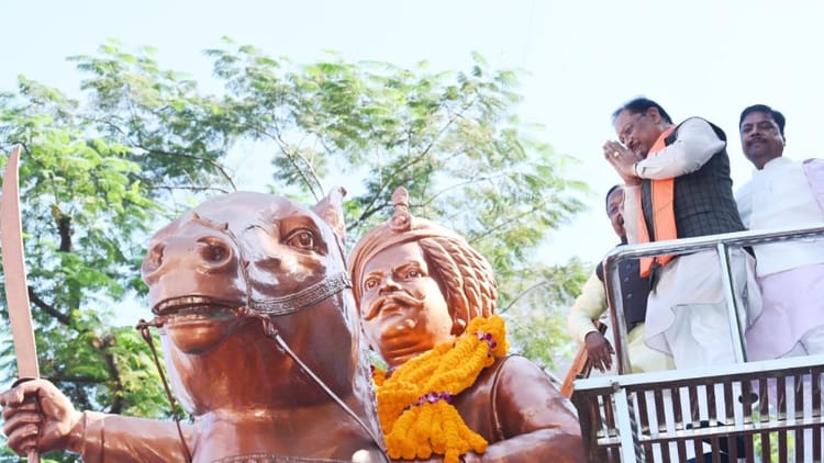 CG News: मुख्यमंत्री विष्णुदेव साय ने जयस्तंभ चौक में किया शहीद वीर नारायण सिंह के त्याग और संघर्ष का स्मरण