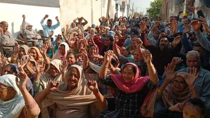 A protest was held against the revenue department and the government in Arnia sector.