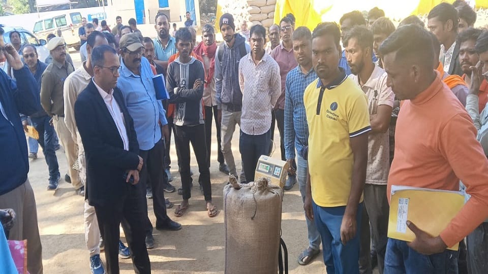 Collector inspected Kanki paddy procurement center and instructed officials to purchase paddy from farmers for