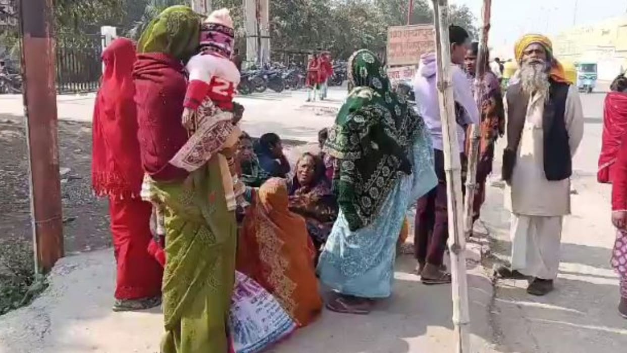 tragic accident occurred in Chandauli collecting alms causing chaos and leading to death of transgender person