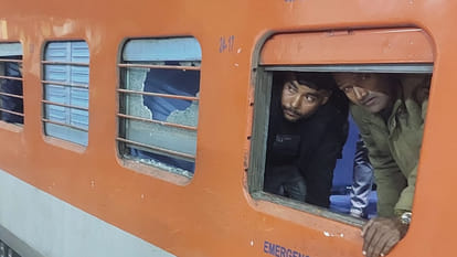 UP: Fight on Kanpur-Bandra Special train, glass broken due to stone pelting, passenger injured