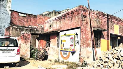 Peon and Staff Nurse Dispensing Medicines at Lawar PHC; No Pharmacist, No Lady Doctor for 3 Years