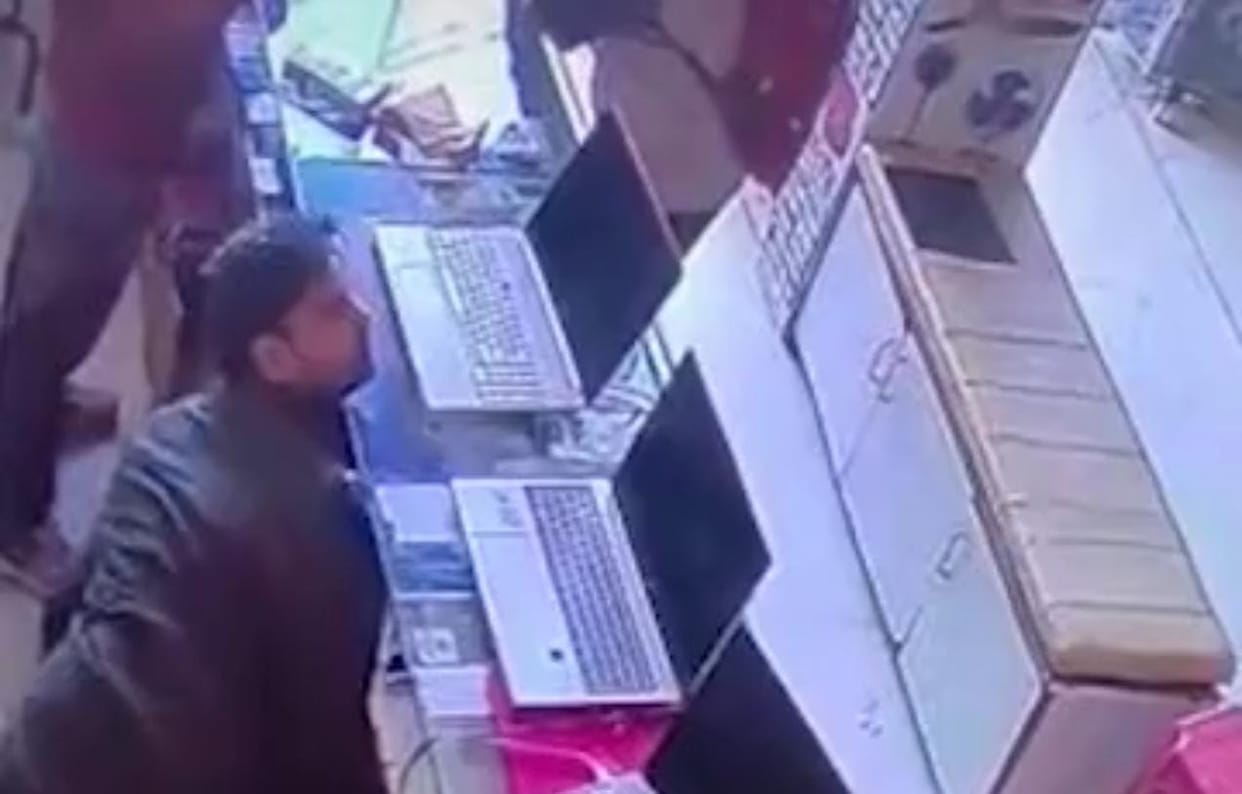 Indore News: Shopkeeper in Indore suffered a heart attack while selling a mobile phone to a customer and died.