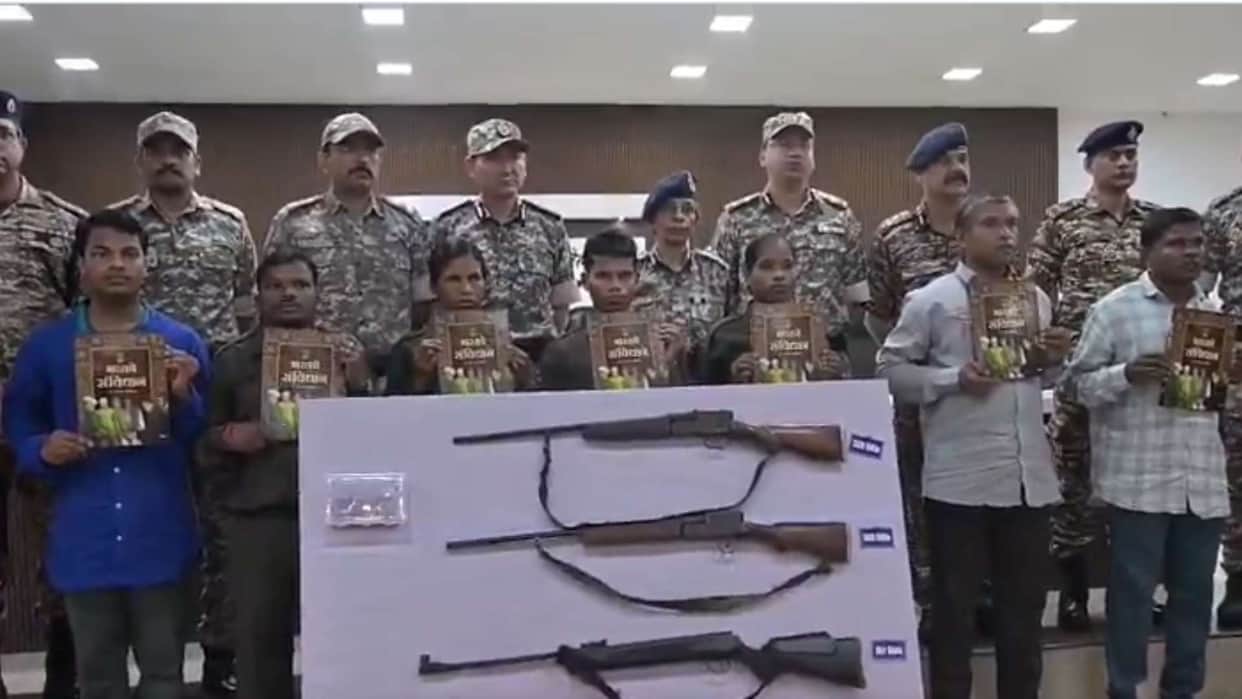 Eleven Naxalites collective bounty of 82 lakh surrender before DGP Rashmi Shukla in Maharashtra Gadchiroli