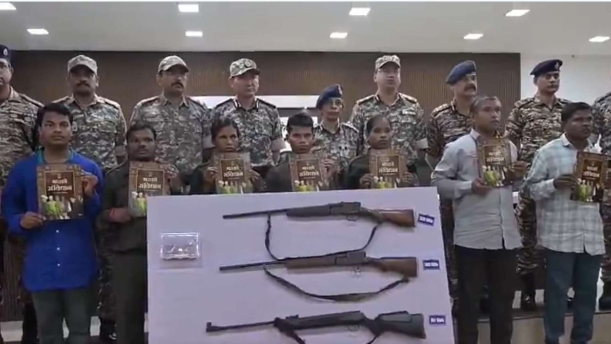 Eleven Naxalites collective bounty of 82 lakh surrender before DGP Rashmi Shukla in Maharashtra Gadchiroli
