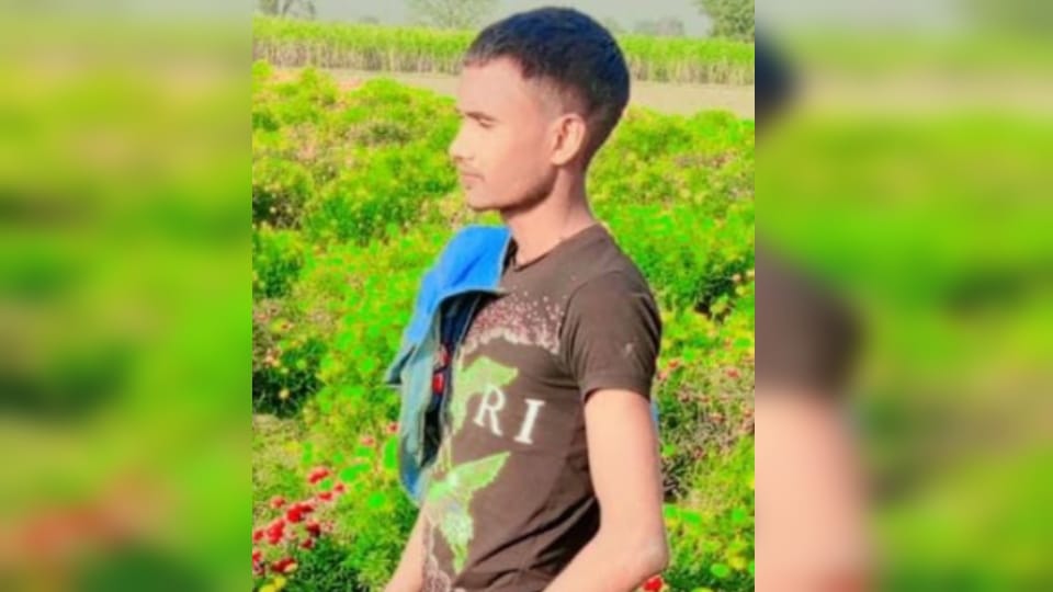 Accident near Kinoni mill, both victims were residents of Shahjahanpur - the tractor driver fled the scene