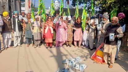 Farmers left smart meters at Powercom office in Sunam