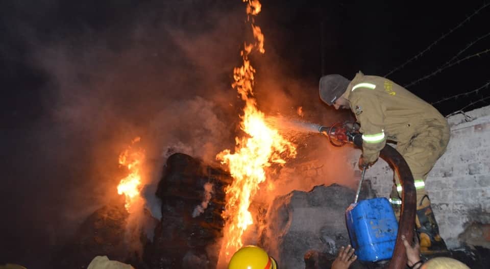 Fire Erupts in Rubber Sheet Factory After Power Line Stays Live; Multiple Blasts Reported in Agra