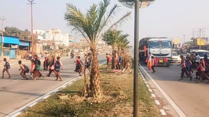 Children risk their lives crossing road in chandauli use ropes to stop traffic and help children cross road