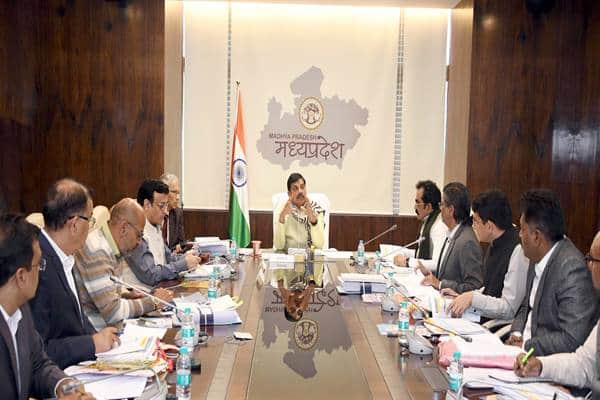 सीएम मोहन यादव ने लोक निर्माण विभाग की समीक्षा की