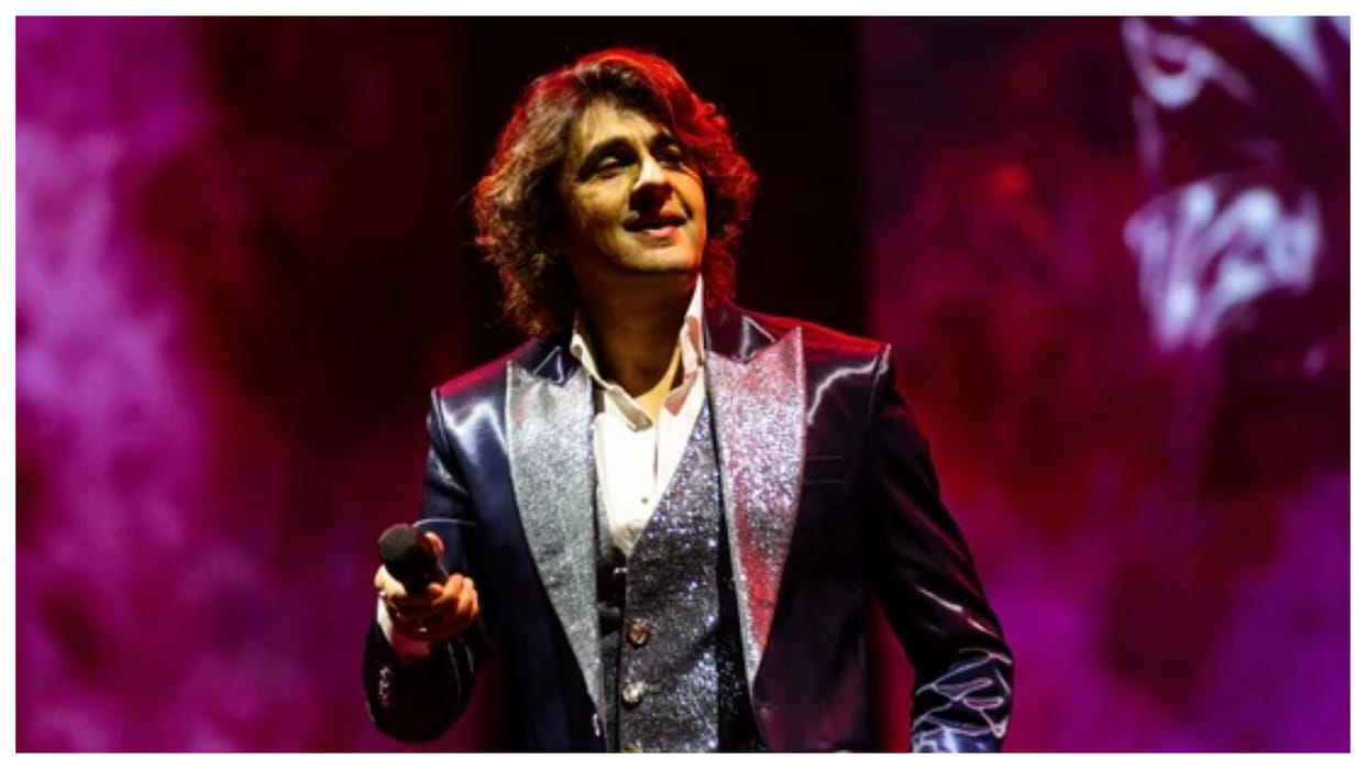 Sonu Nigam Says Kyon Pitne Wale Kaam Karte Ho After A Fan Jumps On Stage Mid Performance